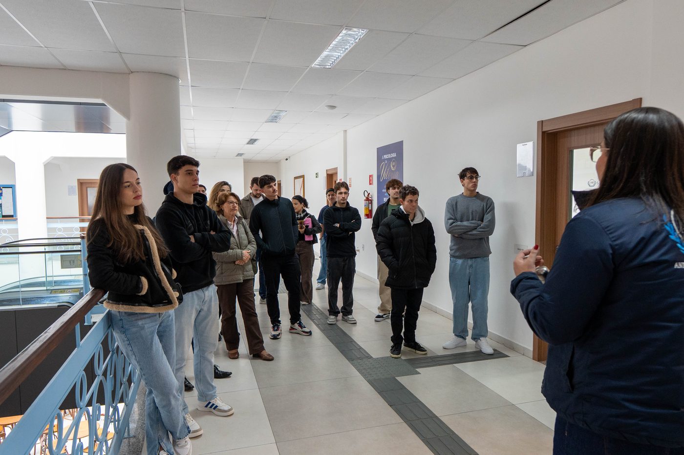 Grupo no corredor envidraçado da faculdade