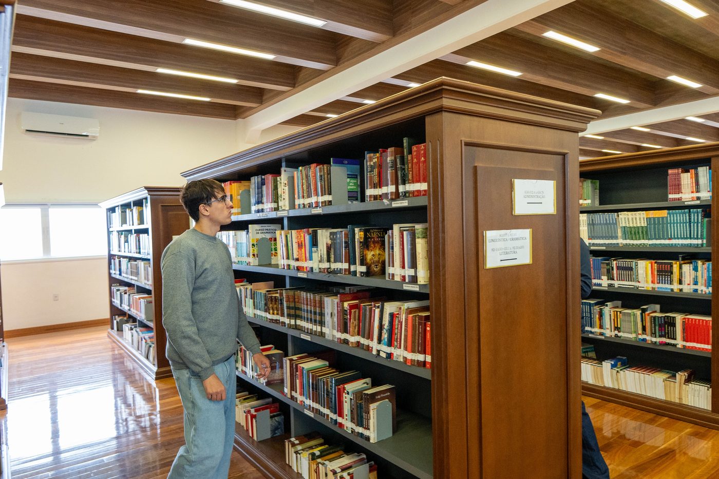 Estantes da biblioteca da faculdade