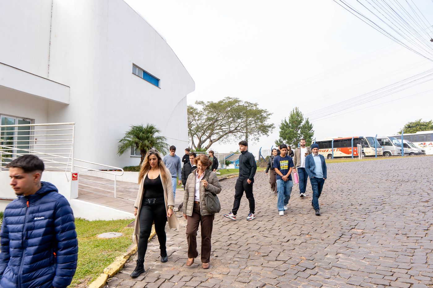 Grupo caminhando pela área externa do campus