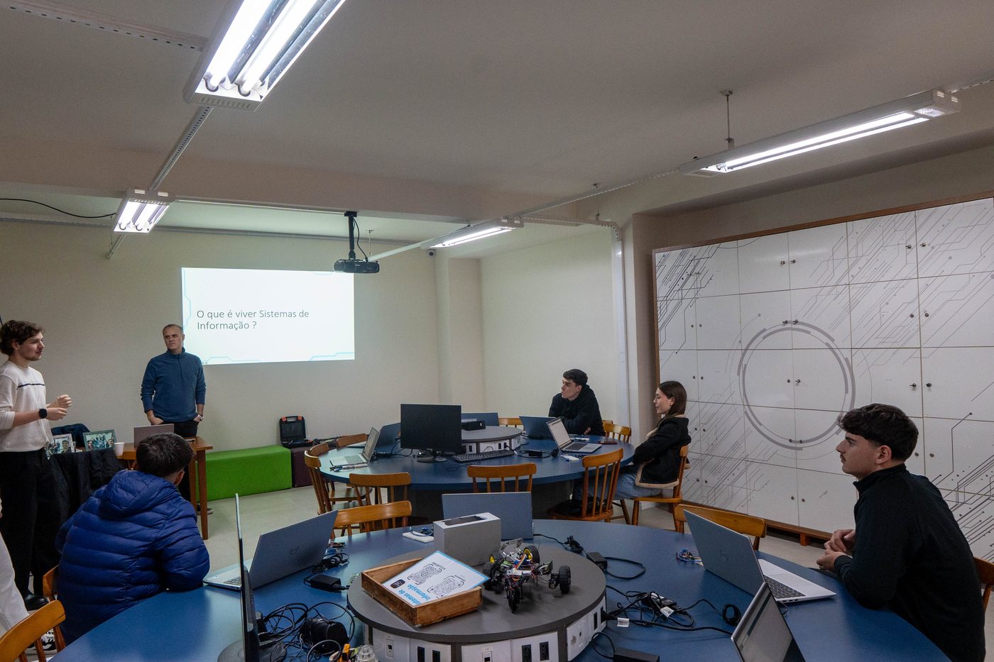 Apresentação em sala com quadro branco
